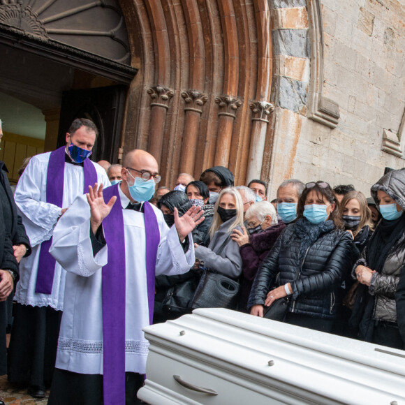 Le cercueil - Obsèques du rugbyman Christophe Dominici en l'église Saint-Louis de Hyères le 4 décembre 2020 © Patrick Carpentier / Bestimage