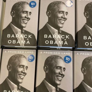 Le nouveau livre de l'ancien président Barack Obama, "A Promised Land", a été mis en vente avec une réduction de 10% à la date de sortie, le mardi 17 novembre 2020, à la librairie Barnes & Noble du village de Mount Pleasant , Wisconsin.