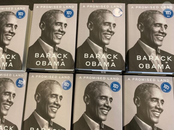 Le nouveau livre de l'ancien président Barack Obama, "A Promised Land", a été mis en vente avec une réduction de 10% à la date de sortie, le mardi 17 novembre 2020, à la librairie Barnes & Noble du village de Mount Pleasant , Wisconsin.