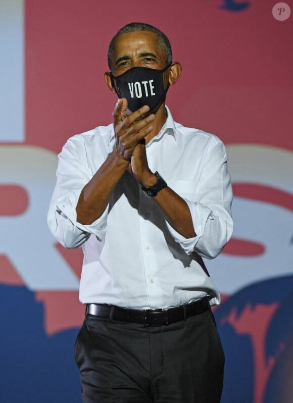 L'ancien président Barack Obama soutient le candidat démocrate Joe Biden lors d'un meeting à Miami le 2 novembre 2020.