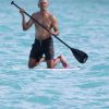 Exclusif  - Barack Obama fait du paddle torse nu en bermuda à Honolulu le 2 janvier 2020. 