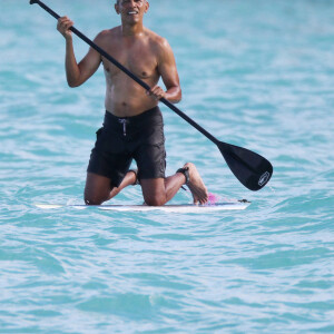 Exclusif  - Barack Obama fait du paddle torse nu en bermuda à Honolulu le 2 janvier 2020. 