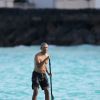 Exclusif  - Barack Obama fait du paddle torse nu en bermuda à Honolulu le 2 janvier 2020.
