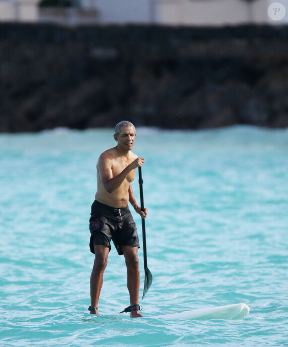 Exclusif  - Barack Obama fait du paddle torse nu en bermuda à Honolulu le 2 janvier 2020.