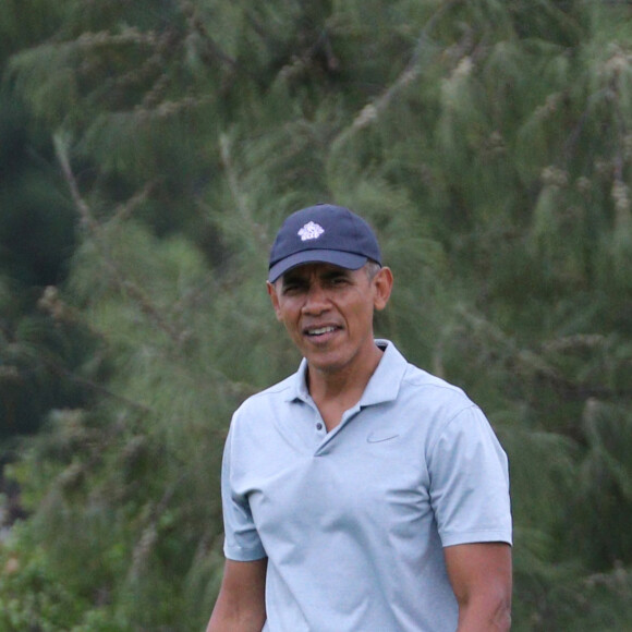 Exclusif - L'ancien président Barack Obama profite d'une partie de golf pendant ses vacances à Hawaï le 22 décembre 2019.