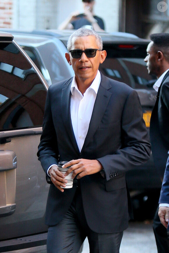 Barack Obama arrive accompagné de ses gardes du corps à l'hôtel The Greenwich à New York, le 21 octobre 20219