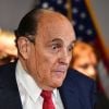 L'ancien maire républicain de New York Rudy Giuliani transpire la teinture de ses cheveux lors d'une conférence de presse à Washington