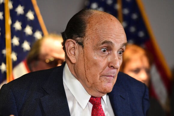 L'ancien maire républicain de New York Rudy Giuliani transpire la teinture de ses cheveux lors d'une conférence de presse à Washington