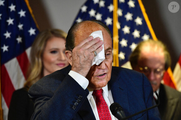 L'ancien maire républicain de New York Rudy Giuliani transpire la teinture de ses cheveux lors d'une conférence de presse à Washington le 19 novembre 2020. 