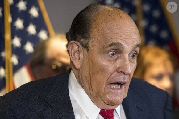 L'ancien maire républicain de New York Rudy Giuliani transpire la teinture de ses cheveux lors d'une conférence de presse à Washington le 19 novembre 2020. 