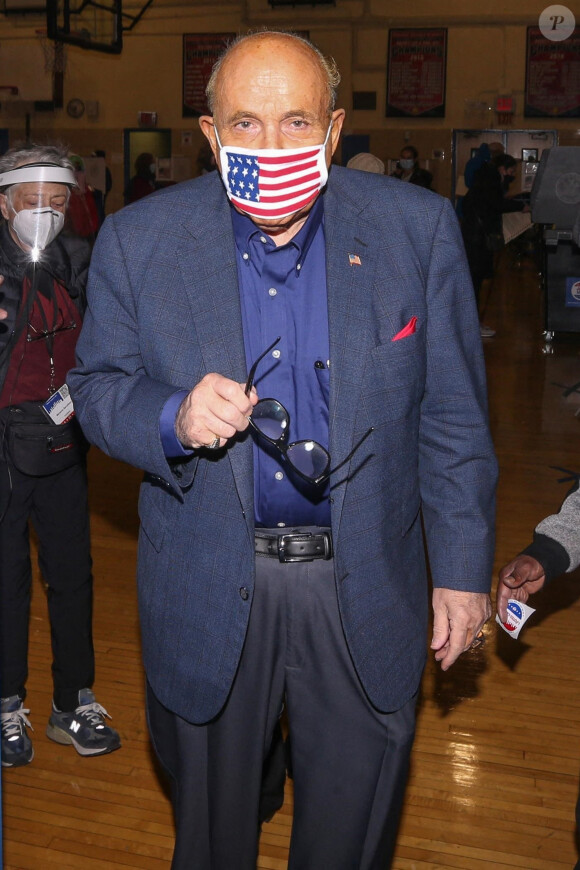 L'ancien maire de New York Rudy Giuliani vient de voter à New York pour les présidentielles américaines le 31 octobre 2020. 