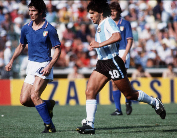 Paolo Rossi et Diego Maradona lors de la Coupe du monde 1982 en Espagne.