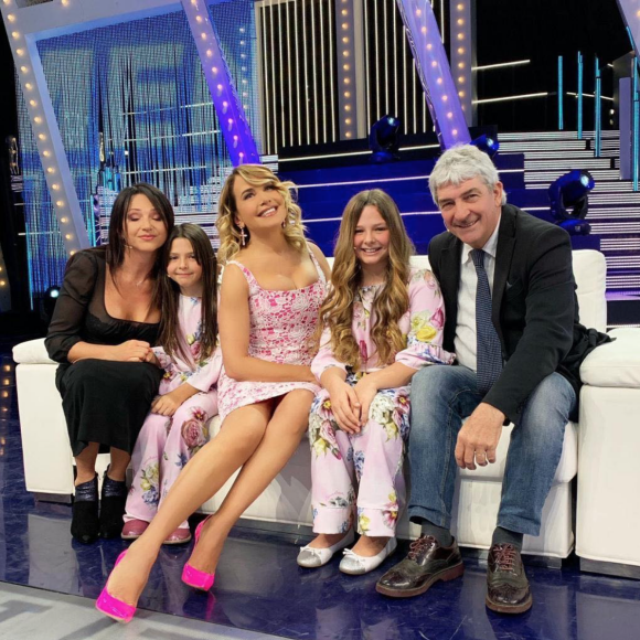 L'ancien footballeur Paolo Rossi, son épouse Federica Cappelletti (à gauche), leurs deux filles et la présentatrice télé Barbara d'Urso. Avril 2020.