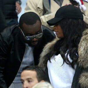 Maitre Gims et sa femme DemDem dans les tribunes - Maître Gims a ambiancé le Stade de France en interprétant 3 chansons avant la rencontre, et en présentant à la fin de son mini-show (avant le coup d'envoi de la finale PSG-Lille), le trophée de la Coupe de la Ligue 2016 à Paris. © Cyril Moreau/Bestimage