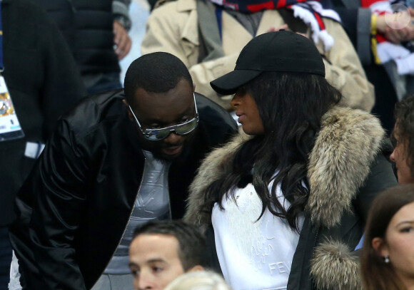 Maitre Gims et sa femme DemDem dans les tribunes - Maître Gims a ambiancé le Stade de France en interprétant 3 chansons avant la rencontre, et en présentant à la fin de son mini-show (avant le coup d'envoi de la finale PSG-Lille), le trophée de la Coupe de la Ligue 2016 à Paris. © Cyril Moreau/Bestimage