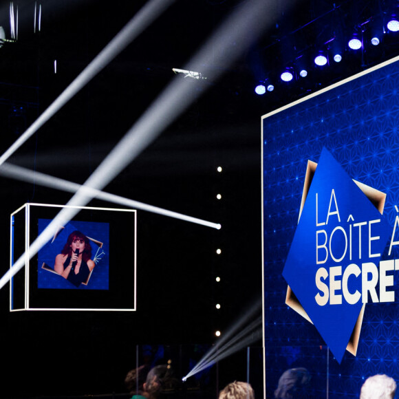 Exclusif - Faustine Bollaert et ses invités, Kendji Girac, Véronique Jannot, Serge Lama - Enregistrement de l'émission "La boîte à Secrets 5" à Paris, qui sera diffusée le 6 novembre sur France 3. Le 21 septembre 2020 Au cours de la soirée, chaque invité aura une boîte disposée devant lui, de laquelle il extraira un objet revêtant une valeur particulière à ses yeux. Après en avoir livré la signification en plateau, la personnalité verra alors apparaître une surprise dans la boîte géante de l'émission, avec l'intervention de proches. Une émission qui véhicule de belles valeurs, et qui contiendra son lot de larmes et de révélations dans une atmosphère bienveillante. © Tiziano Da Silva / Bestimage 