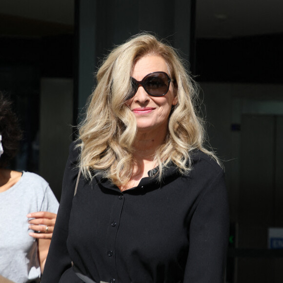 Exclusif - Valérie Trierweiler enfourche son vélo à la sortie des studios RTL à Neuilly-sur-Seine le 21 septembre 2020. 