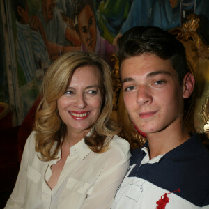 Valérie Trierweiler et son fils Léonard - Inauguration de la Fête des Tuileries à Paris le 26 juin 2015.