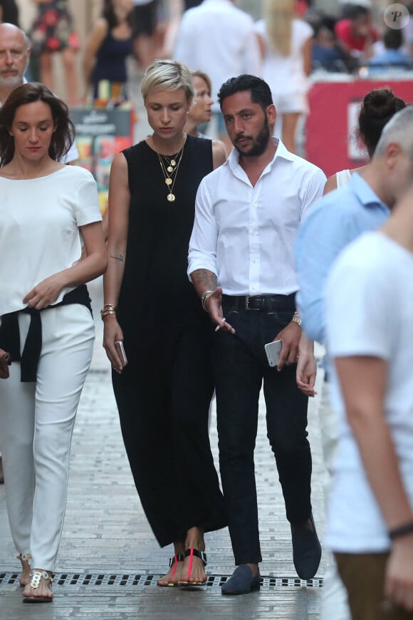 Semi-exclu - Cyril Kamar (Alias K.Maro) et sa femme Anne-Sophie Mignaux recemment mariés se promènent avec des amis dans les rues de Saint-Tropez le 27 juillet 2016. 