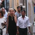 Semi-exclu - Cyril Kamar (Alias K.Maro) et sa femme Anne-Sophie Mignaux recemment mariés se promènent avec des amis dans les rues de Saint-Tropez le 27 juillet 2016. 