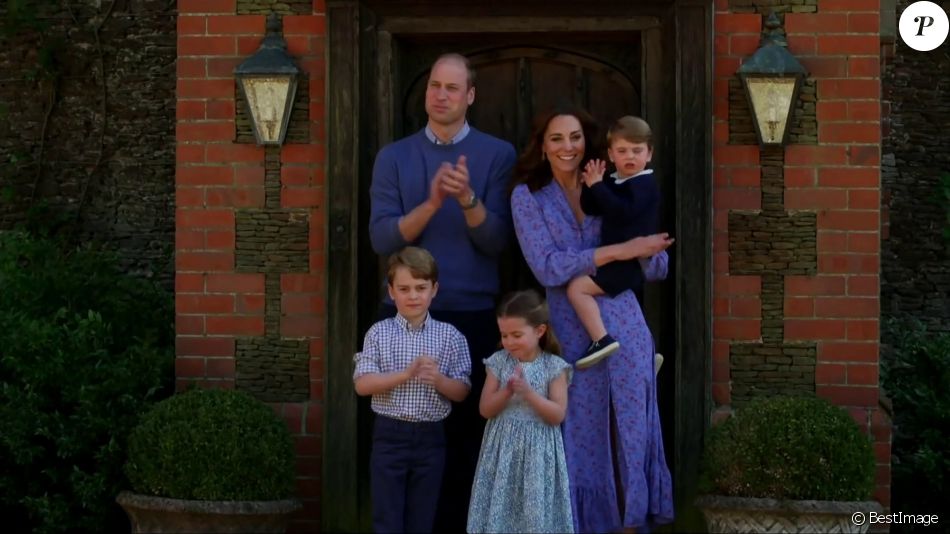 Captures d&#039;écran d&#039;une vidéo inédite de la famille royale dévoilée lors d&#039;un sketch hilarant avec le prince William et Stephen Fry. L&#039;humour anglais dans toute sa splendeur. Ce jeudi 23 avril, pour un sketch qui visait à récolter des fonds pour le personnel soignant britannique, le prince William a accepté de jouer la comédie avec le renommé Stephen Fry. A la fin de la vidéo, on a pu voir le prince se réunir avec Kate Middleton et leurs trois enfants, George, Charlotte et Louis devant chez eux pour applaudir le personnel soignant.