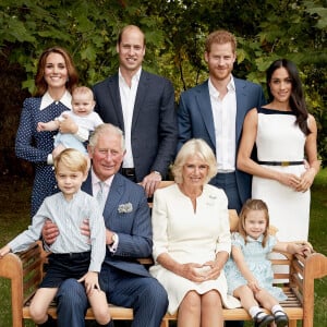 Photo de famille pour les 70 ans du prince Charles, prince de Galles, dans le jardin de Clarence House à Londres, Royaume Uni. Le prince de Galles pose en famille avec son épouse Camilla Parker Bowles, duchesse de Cornouailles, et ses fils le prince William, duc de Cambridge, et le prince Harry, duc de Sussex, avec leurs épouses, Catherine (Kate) Middleton, duchesse de Cambridge et Meghan Markle, duchesse de Sussex, et les trois petits-enfants le prince George, la princesse Charlotte et le jeune prince Louis. 