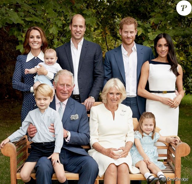 Photo de famille pour les 70 ans du prince Charles, prince de Galles, dans le jardin de Clarence House à Londres, Royaume Uni. Le prince de Galles pose en famille avec son épouse Camilla Parker Bowles, duchesse de Cornouailles, et ses fils le prince William, duc de Cambridge, et le prince Harry, duc de Sussex, avec leurs épouses, Catherine (Kate) Middleton, duchesse de Cambridge et Meghan Markle, duchesse de Sussex, et les trois petits-enfants le prince George, la princesse Charlotte et le jeune prince Louis. 