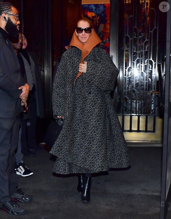 Céline Dion porte un manteau JW Anderson à New York City, New York, Etats-Unis, le 6 mars 2020.