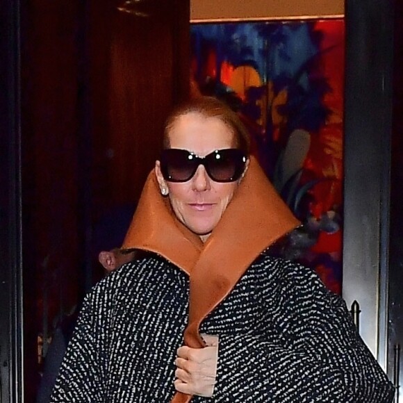 Céline Dion porte un manteau JW Anderson à New York City, New York, Etats-Unis, le 6 mars 2020.