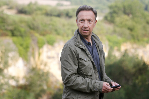 Exclusif - No web - No blog - Stéphane Bern tient son premier rôle devant la caméra d'O. Guignard dans le téléfilm de France 3 "La Mort vue du ciel" à Châteauneuf-sur-Charente, le 17 août 2020.