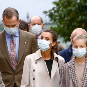 Le roi Felipe VI et la reine Letizia d'Espagne, la princesse Leonor, l'infante Sofia d'Espagne lors de la remise du prix de la ville exemplaire des Asturies Somao, Asturies, Espagne, 17 octobre 2020.