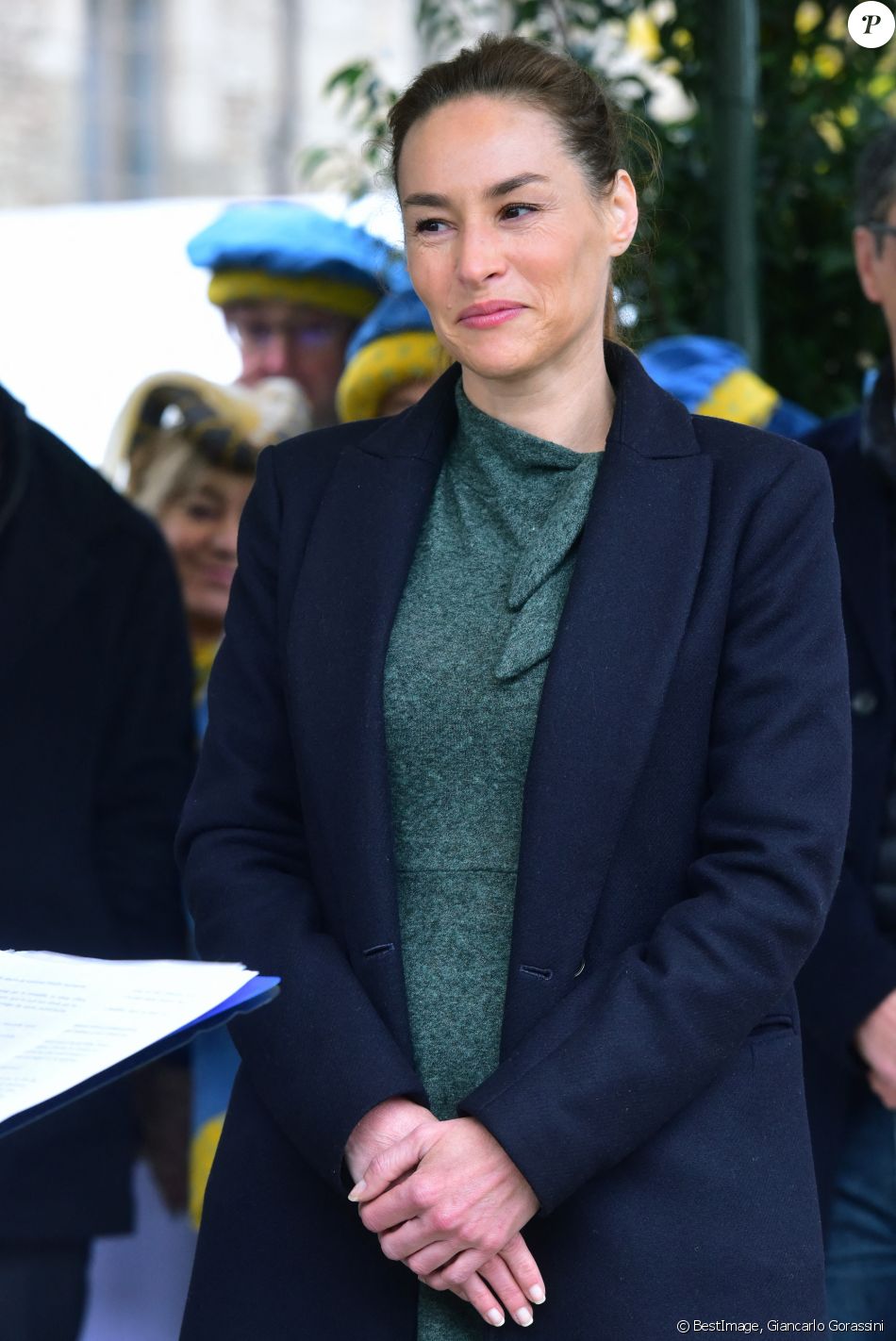 Vanessa Demouy - La confrérie de Belnus a procédé à l'intronisation des invités du Comité des fêtes de Beaune et du Pays beaunois, V. Demouy, D. Fernandez et P. Verdier après une messe en la basilique de Beaune. Sont ensuite venus les présidents de la vente des vins lors de la 157ème vente aux enchères des vins des Hospices de Beaune à Beaune, France, le 19 novembre 2017. La récolte 2017 permet aux Hospices de proposer à la vente 787 pièces, dont 157 pièces de vin blanc et 630 pièces de vin rouge. Ces 787 pièces sont réparties en 50 Cuvées, 33 de vin rouge et 17 de vin blanc, soigneusement élaborées par les Hospices. Ces Cuvées sont le résultat d'un assemblage harmonieux de différents climats, ce qui contribue à créer l'originalité des vins du domaine viticole des Hospices de Beaune. Chaque Cuvée porte le nom d'un bienfaiteur des Hospices ou du donateur historique de la vigne. © Giancarlo Gorassini/Bestimage