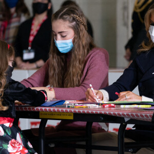 Melania Trump fait une distribution de cadeaux aux enfants des soldats américains sur la base Anacostia-Bolling à Washington le 8 décembre 2020.