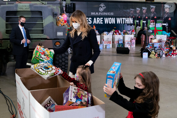 Melania Trump fait une distribution de cadeaux aux enfants des soldats américains sur la base Anacostia-Bolling à Washington, décembre 2020.