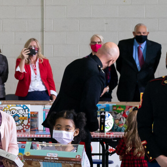 Melania Trump fait une distribution de cadeaux aux enfants des soldats américains sur la base Anacostia-Bolling à Washington le 8 décembre 2020.