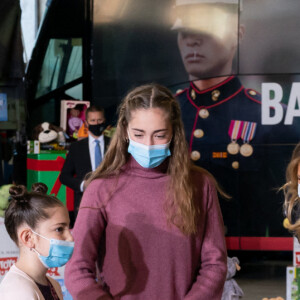 Melania Trump fait une distribution de cadeaux aux enfants des soldats américains sur la base Anacostia-Bolling à Washington le 8 décembre 2020.