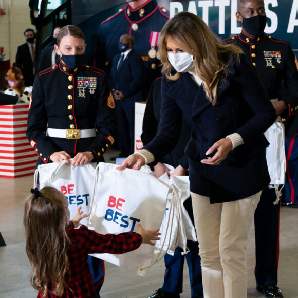 Melania Trump fait une distribution de cadeaux aux enfants des soldats américains sur la base Anacostia-Bolling à Washington le 8 décembre 2020.