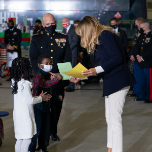 Melania Trump fait une distribution de cadeaux aux enfants des soldats américains sur la base Anacostia-Bolling à Washington le 8 décembre 2020.