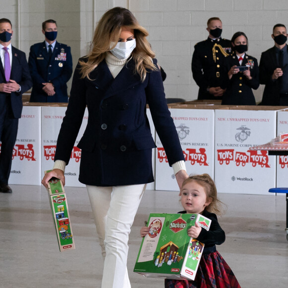 Melania Trump fait une distribution de cadeaux aux enfants des soldats américains sur la base Anacostia-Bolling à Washington le 8 décembre 2020.