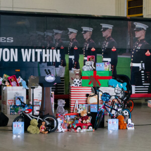 Melania Trump fait une distribution de cadeaux aux enfants des soldats américains sur la base Anacostia-Bolling à Washington le 8 décembre 2020.