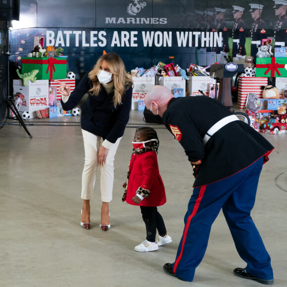 Melania Trump fait une distribution de cadeaux aux enfants des soldats américains sur la base Anacostia-Bolling à Washington le 8 décembre 2020.