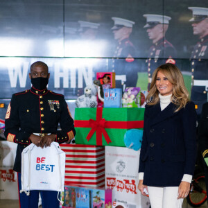 Melania Trump fait une distribution de cadeaux aux enfants des soldats américains sur la base Anacostia-Bolling à Washington le 8 décembre 2020.
