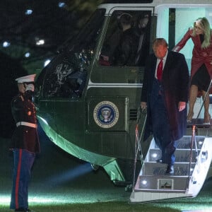 Le président des Etats-Unis Donald Trump et sa femme la première dame Melania Trump arrivent en hélicoptère à la Maison Blanche après un rassemblement politique en Georgie, le 5 décembre 2020.