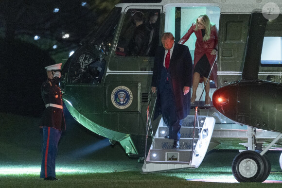 Le président des Etats-Unis Donald Trump et sa femme la première dame Melania Trump arrivent en hélicoptère à la Maison Blanche après un rassemblement politique en Georgie, le 5 décembre 2020.