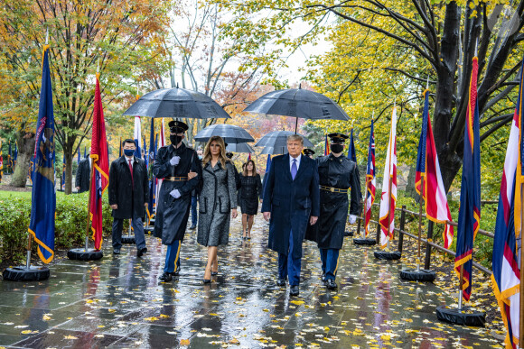 Le président des Etats-Unis Donald Trump, sa femme Melania Trump, lors de la journée des vétérans au cimetière d'Arlington en Virginie le 11 novembre 2020.
