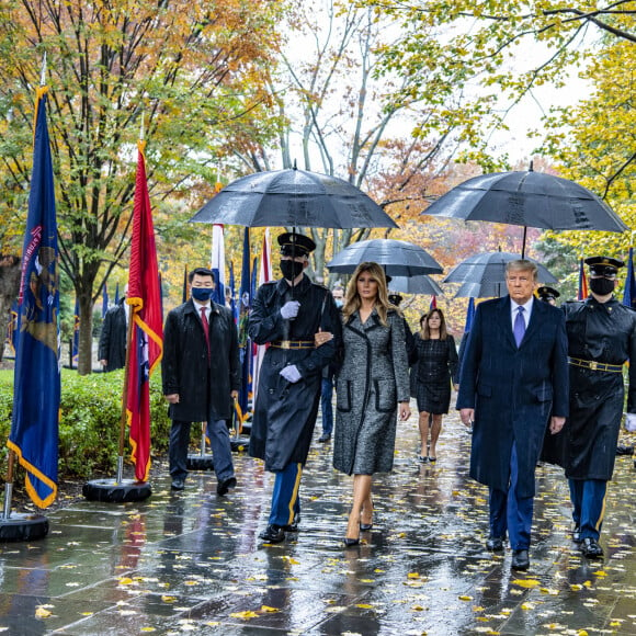 Le président des Etats-Unis Donald Trump, sa femme Melania Trump, lors de la journée des vétérans au cimetière d'Arlington en Virginie le 11 novembre 2020.
