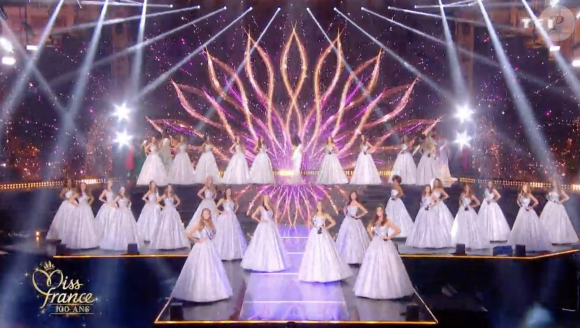 Les 29 Miss régionales font le show en robe bustier à paillettes pour la cérémonie d'ouverture de Miss France 2021, le 19 décembre 2020 sur TF1.
