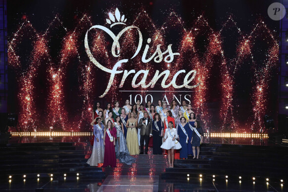 Sylvie Tellier, Jean-Pierre Foucault et le jury 100% féminin composé d'anciennes Miss lors de l'élection de Miss France 2021 sur TF1 le 19 décembre 2020