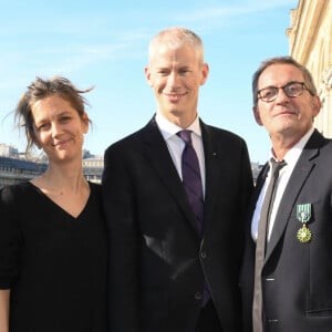 Exclusif - Christophe Dechavanne avec ses filles Pauline et Ninon, sa compagne Elena et Franck Riester - Christophe Dechavanne reçoit le grade d'Officier des Arts et des Lettres au Ministère de la Culture à Paris le 15 mai 2019. © Coadic Guirec / Bestimage  