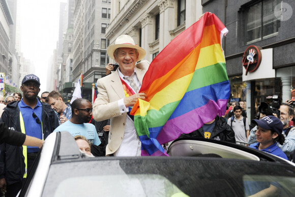 L'acteur Ian McKellen participe à la marche Pride à New York le 28 juin 2015.
